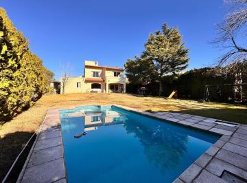 Casa · 220m² · 3 Dormitorios · 2 Cocheras · Casa en Venta en Barrio Las Candelas I Chacras de Coria
