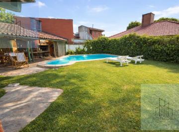 Casa · 258m² · 5 Ambientes · 1 Cochera · Casa en Hurlingham - 5 Ambientes - Parque - Pileta - Quincho