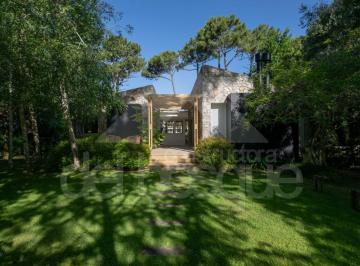 Casa de 5 ambientes, Cariló · De Estilo Moderno, con Piscina Climatizada.