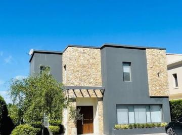 Casa · 225m² · 4 Ambientes · 4 Cocheras · Casa El Bosque Country Club