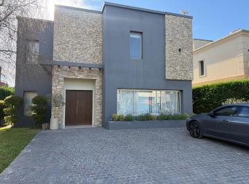 Casa · 225m² · 4 Ambientes · 4 Cocheras · Casa El Bosque Country Club