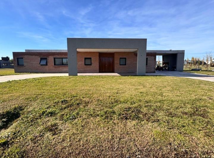 Casa · 205m² · 4 Ambientes · 2 Cocheras