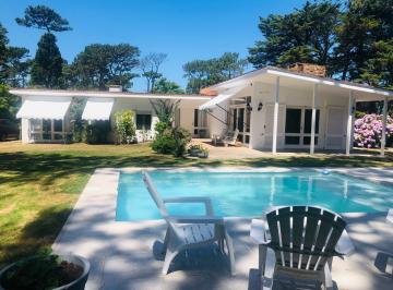 Casa · 1450m² · 7 Ambientes · 1 Cochera · Casa con Pileta en en Alquiler en San Rafael - Tm