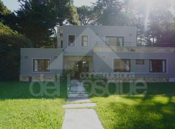 Casa de 5 ambientes, Cariló · Casa de Dos Plantas con Piscina Climatizada Cerca del Mar y El Centro.