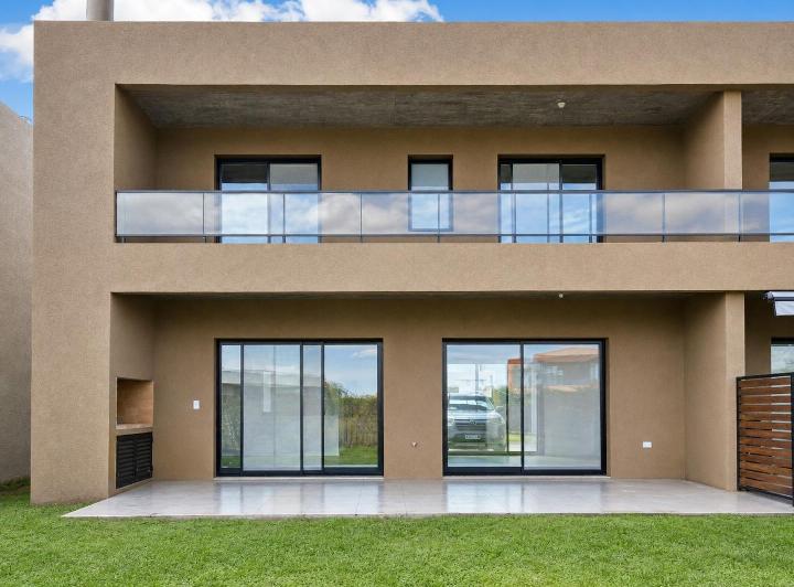 Casa · 128m² · 4 Ambientes · 2 Cocheras