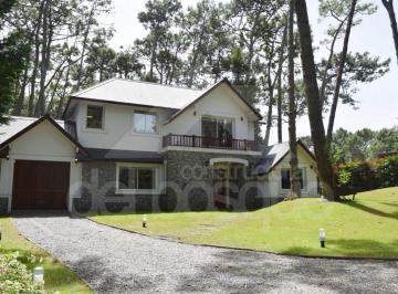 Casa de 4 ambientes, Cariló · En Dos Plantas con Piscina Climatizada y Excelente Zona.