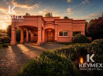Casa · 274m² · 5 Ambientes · 2 Cocheras · Venta Casa de 3 Dorm. en Miralagos con Pie de Golf