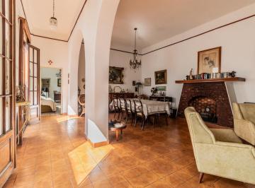 Casa · 220m² · 7 Ambientes · 2 Cocheras · Casa con Departamento Mas Gran Depósito y Cocheras en Lote Propio. Excelente Zona!