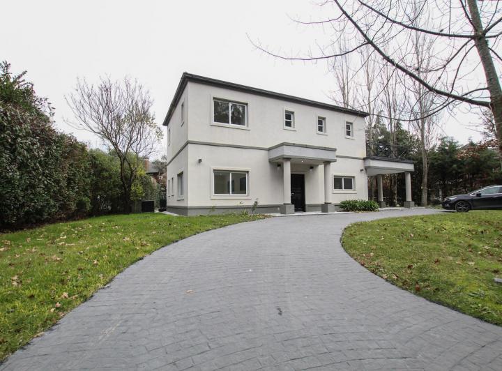 Casa · 280m² · 4 Ambientes · 2 Cocheras