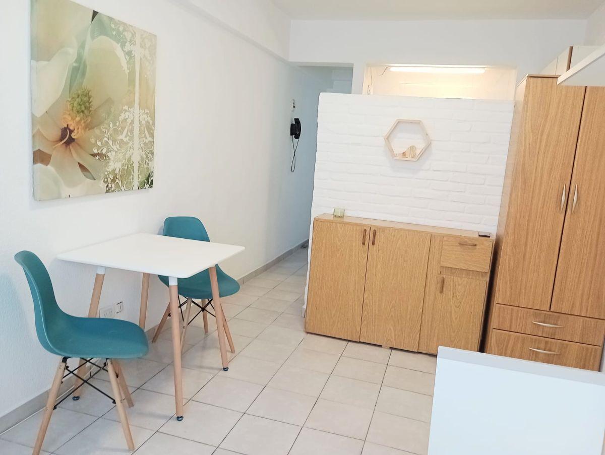 Impecable departamento de 1 ambiente, con cocina semi integrada y baño reciclado