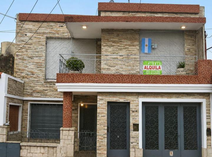 Casa · 80m² · 8 Ambientes · 1 Cochera