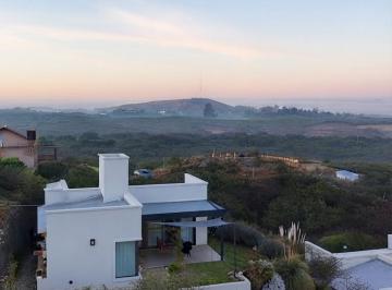 Casa de 4 ambientes, Villa Rumipal · Se Vende 2 Casas con Vista Al Lago y Pileta en Villa Rumipal.