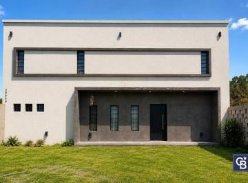 Casa · 112m² · 3 Ambientes · 2 Cocheras · Casa Moderna en Alquiler en Escobar – 2 Dorm. y Jardín