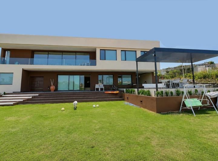 Casa · 400m² · 8 Ambientes · 2 Cocheras