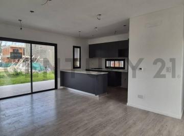Casa · 161m² · 5 Ambientes · 2 Cocheras · Casa Dúplex con Jardín y Parrilla en Spring Park en Pilar