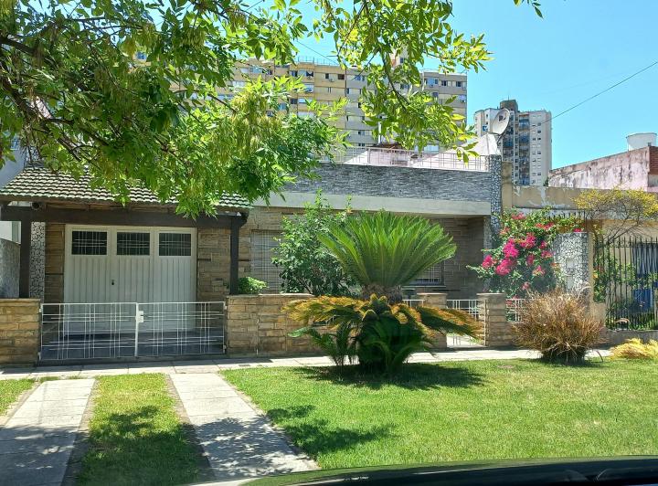 Casa · 100m² · 5 Ambientes · 2 Cocheras