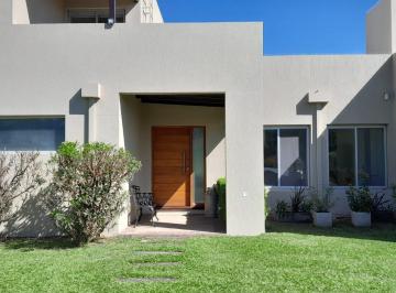 Casa · 192m² · 5 Ambientes · 2 Cocheras · Casaquinta en Venta en Junin.
