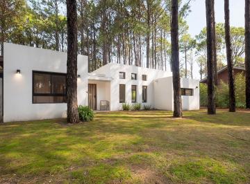 Casa · 165m² · 5 Ambientes · 1 Cochera · Casa en Alquiler Pinamar Norte