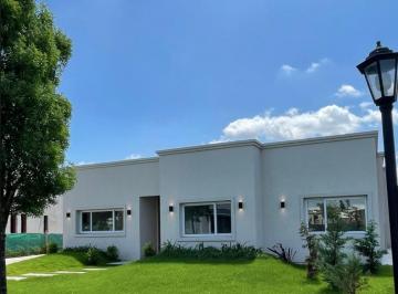 Casa · 550m² · 5 Ambientes · 3 Cocheras · Casa en Barrio Santo Tomás
