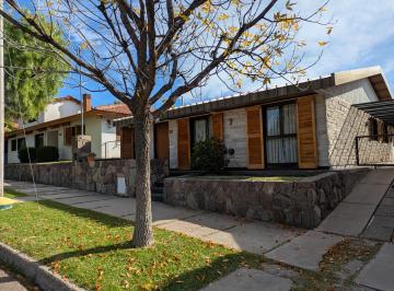 Casa de 6 ambientes, Ciudad de Mendoza · Alquiler en Barrio Dalvian: Cómoda Casa en Una Sola Planta con Gran Jardín