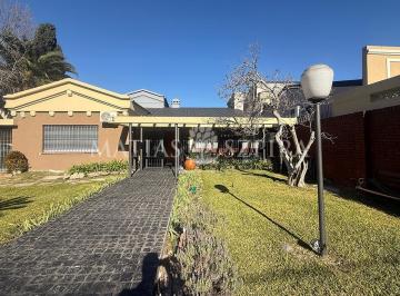 Casa · 313m² · 7 Ambientes · 8 Cocheras · Imponente Chalet 7 Ambientes en Castelar Sur