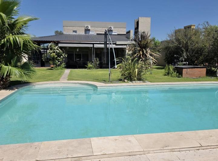 Casa · 1400m² · 2 Dormitorios