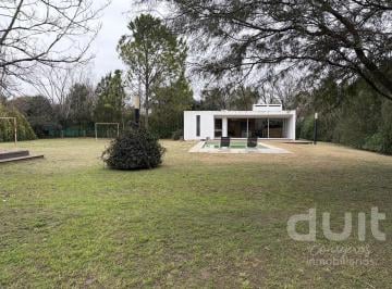 Casa · 367m² · 7 Ambientes · 2 Cocheras · Casa en Venta 4 Dorm. en Fincas del Sur