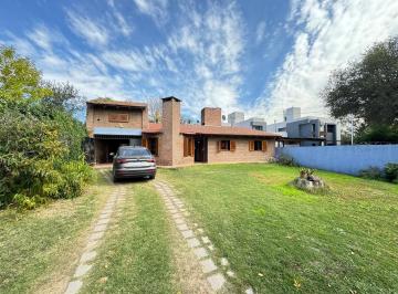 Casa · 307m² · 5 Ambientes · 2 Cocheras · Villa Warcalde - Casa de 4 Dorm. Pileta y Gran Jardín.