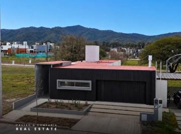 Casa · 166m² · 6 Ambientes · 1 Cochera · Venta Casa de Diseño de 3 Dorm. en Tejas 4 – Malagueño