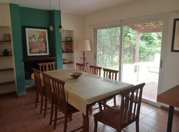 Comedor con hogar a leña. · Casa en La Barra Village - Venta