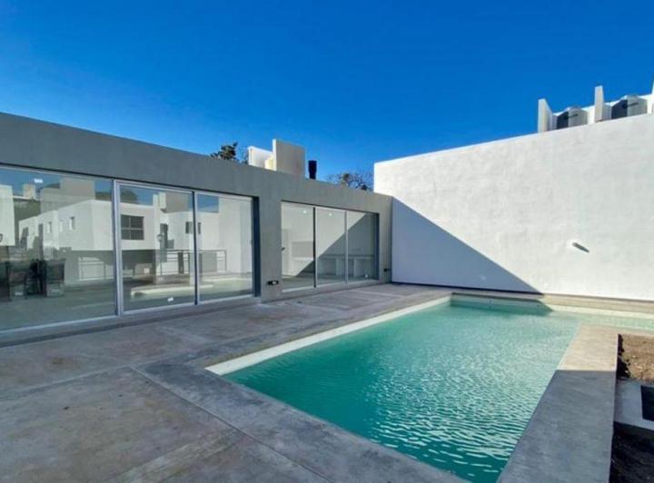 Casa · 200m² · 5 Ambientes · 2 Cocheras