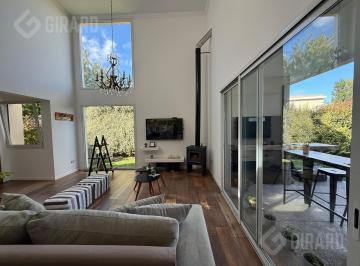 Casa · 200m² · 4 Ambientes · 4 Cocheras · Venta de Casa de 4 Ambientes con Piscina Climatizada en Venta en Barrio Privado Arenas del Sur