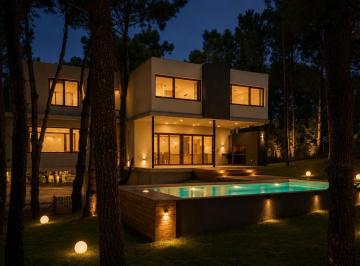 Casa · 260m² · 7 Ambientes · 2 Cocheras · Casa de Tres Plantas Cerca de La Playa a La Venta