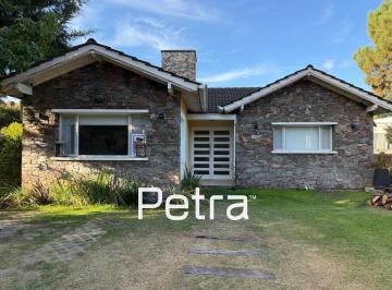 Casa · 229m² · 6 Ambientes · 4 Cocheras · Casa en Venta en Pinamar. Garaje Cubierto Grande