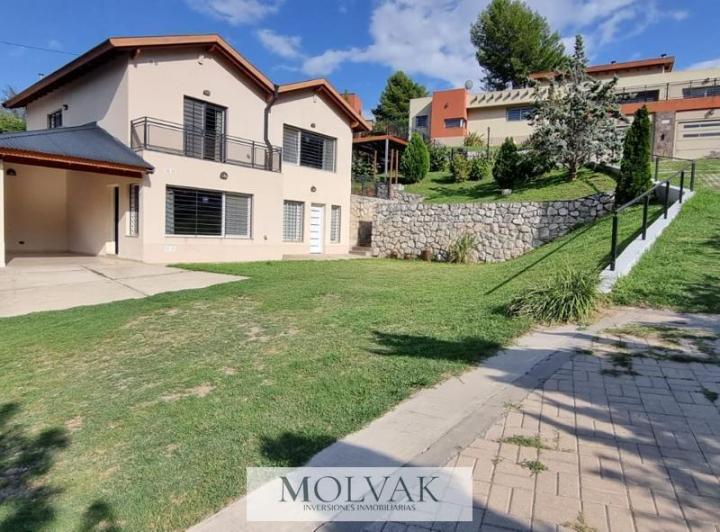 Casa · 2700m² · 1 Dormitorio · 4 Cocheras