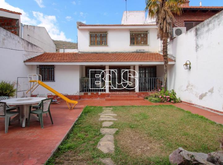 Casa · 260m² · 6 Ambientes · 1 Cochera