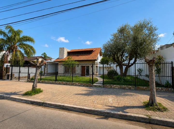 Casa · 200m² · 5 Ambientes · 4 Cocheras