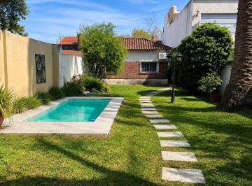 Casa · 252m² · 5 Ambientes · 1 Cochera · Venta de Casa 5 Ambientes C/cochera, Parque, Piscina y Quincho en Banfield Oeste, Lomas de Zamora