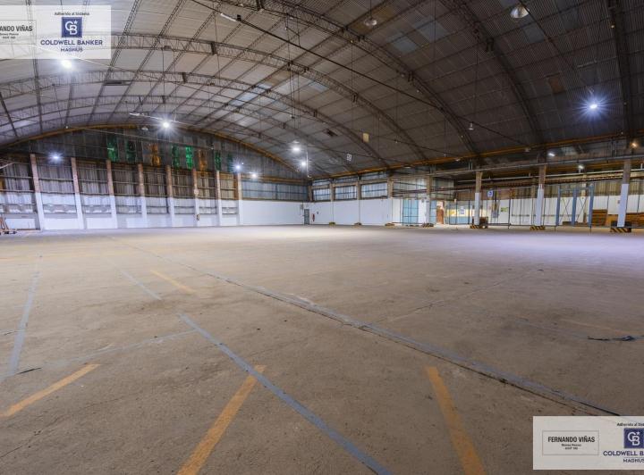 Bodega-Galpón · 2038m² · 8 Ambientes · 3 Cocheras