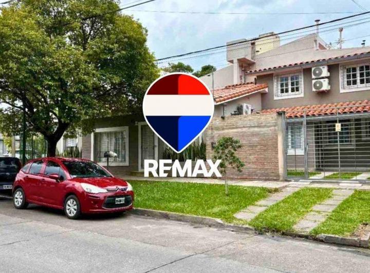 Casa · 210m² · 6 Ambientes · 2 Cocheras