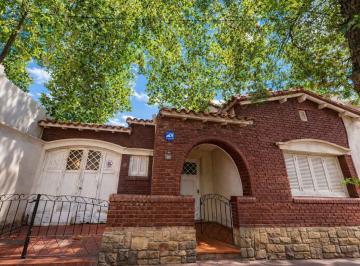 Casa · 160m² · 6 Ambientes · 1 Cochera · Venta Casa a Reciclar en Ciudad – Área Fundacional