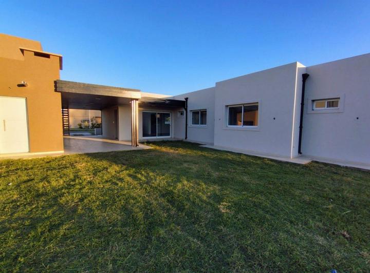 Casa · 110m² · 3 Ambientes · 3 Cocheras
