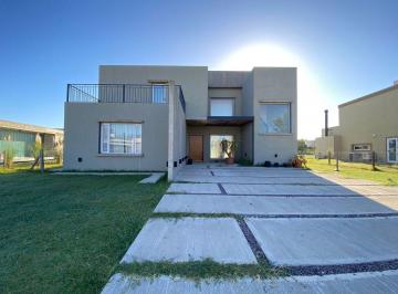 Casa · 320m² · 5 Ambientes · Casa 5 Ambientes en Alquiler en Canning