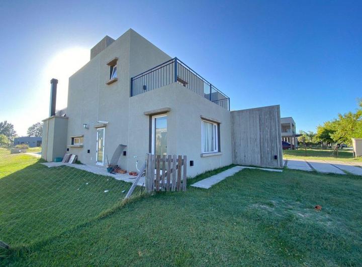 Casa · 320m² · 5 Ambientes