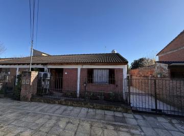 Casa · 78m² · 4 Ambientes · 1 Cochera · Casa 4 Ambientes Venta Hurlingham Cochera y Fondo