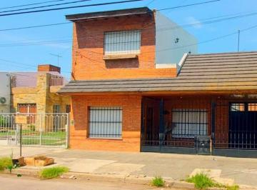 Casa · 186m² · 5 Ambientes · 2 Cocheras · Venta Casa 6 Ambientes Palomar Pileta Quincho Dpto