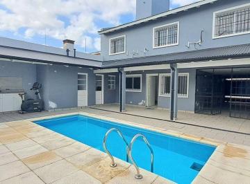 Casa · 100m² · 4 Ambientes · 1 Cochera · Venta Casa 4 Ambientes Pileta Cochera Padua Centro