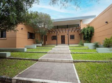 Casa · 374m² · 7 Ambientes · 3 Cocheras · Gran Casa de Categoria - Sobre Cota Segura