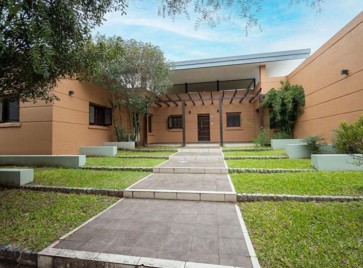 Casa · 374m² · 7 Ambientes · 3 Cocheras