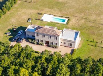 Casa · 230m² · 5 Ambientes · Venta Casa 5 Amb 1 Ha La Macarena Pileta Crédito